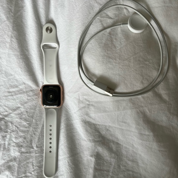 Apple Watch SE GPS + Cellular, 40mm Gold Aluminum - Picture 3 of 3
